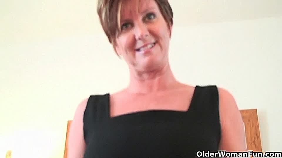 Riesige Oma fickt Solo