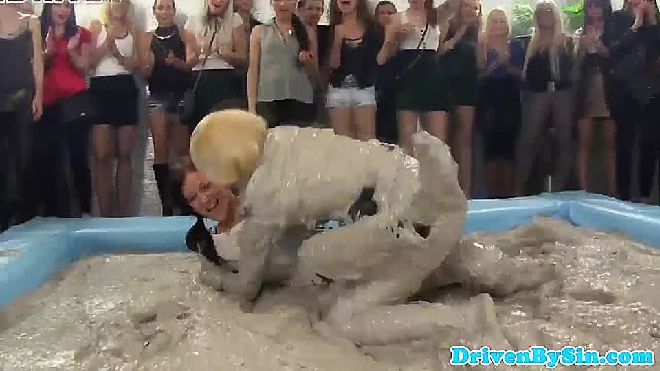 Geile Teenie-Schlampe beim Schlammringen