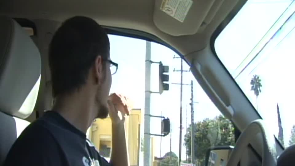 Kleine MILF mit Sperma bedeckt