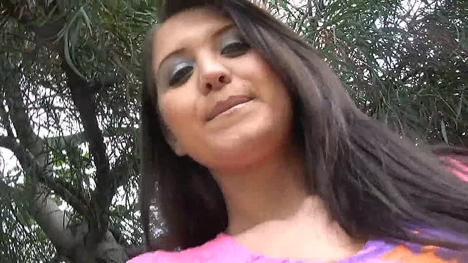 Sexy Teenie-Mädchen raucht