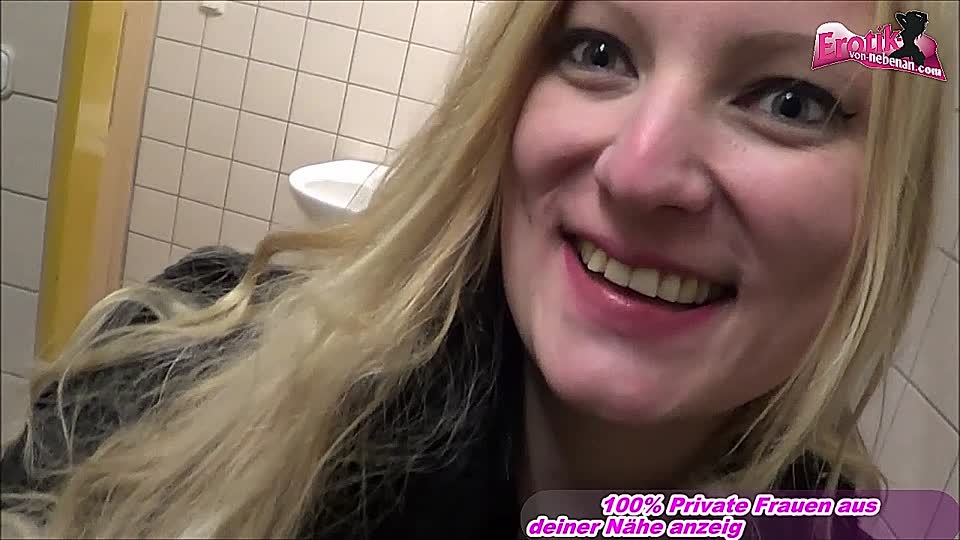 Blonde deutsche Hausfrau Jaqueline X auf süße Titten Urin gepisst